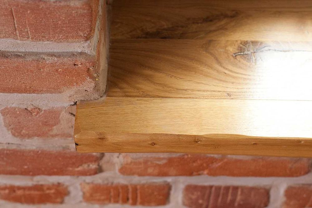Parapety drewniane dębowe i jesionowe na wymiar – solidność i styl!