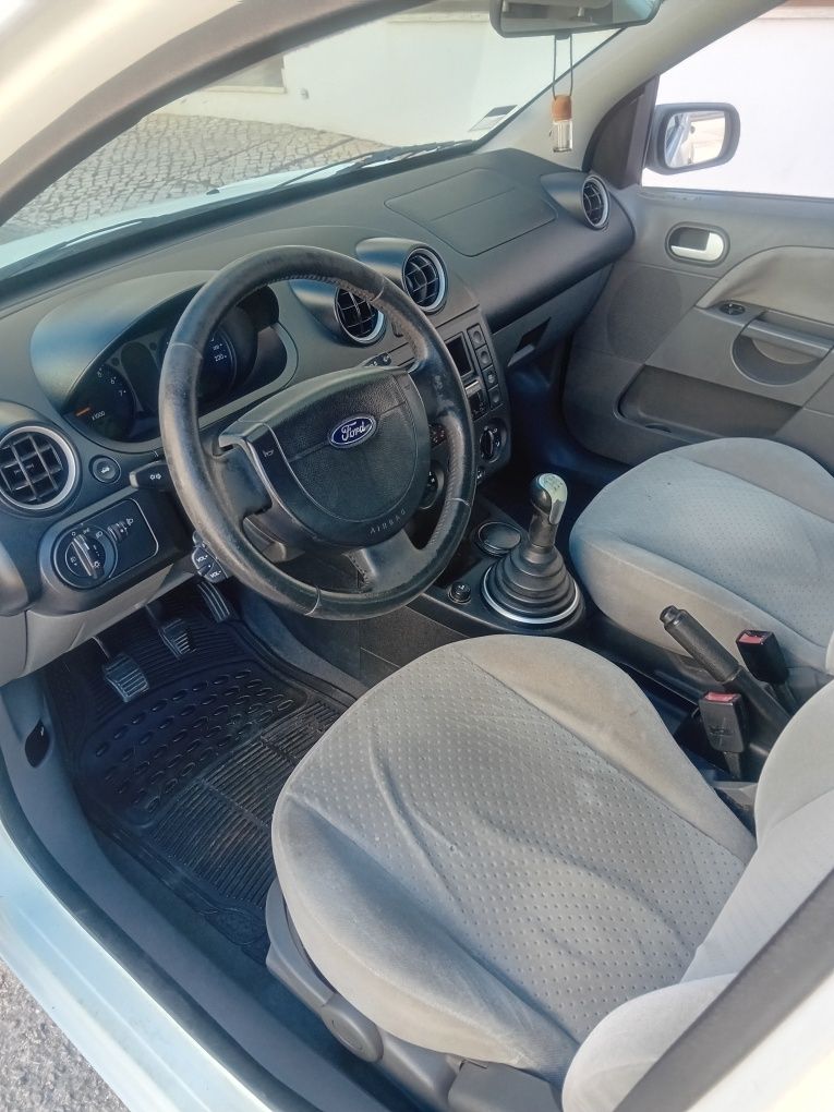 Vendo ford fiesta 1.4 16v gasolina ano 2002