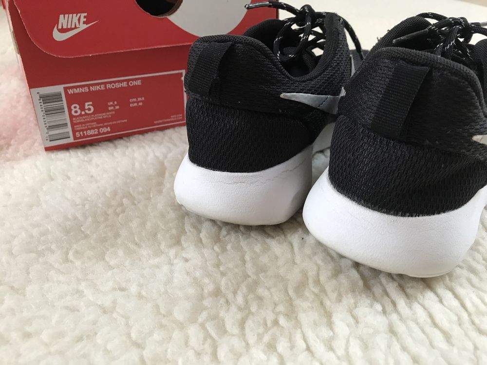 Czarne buty sportowe biała podeszwa, treningowe Nike Wmns Roshe One