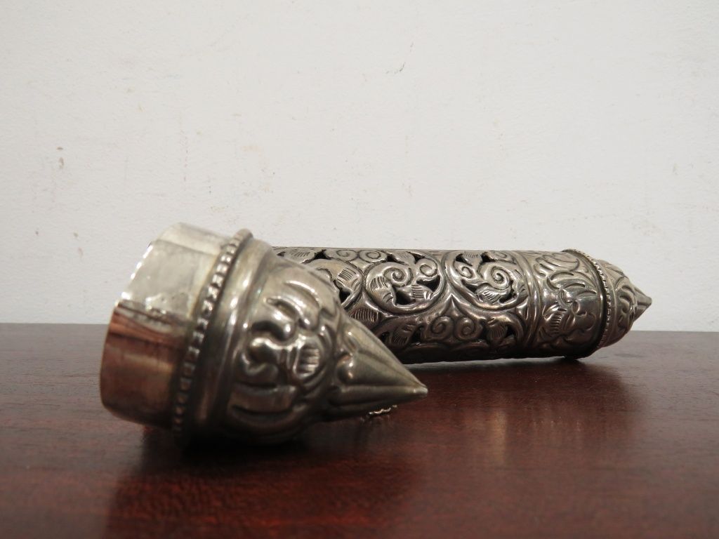 Caixa em metal prateado islâmica.