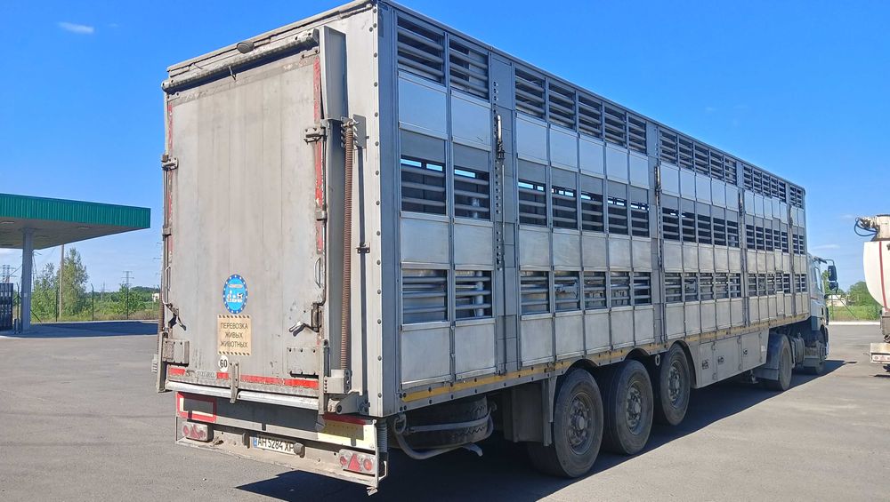 Напівпричіп для перевезення живих тварин Pezzaioli SBA63