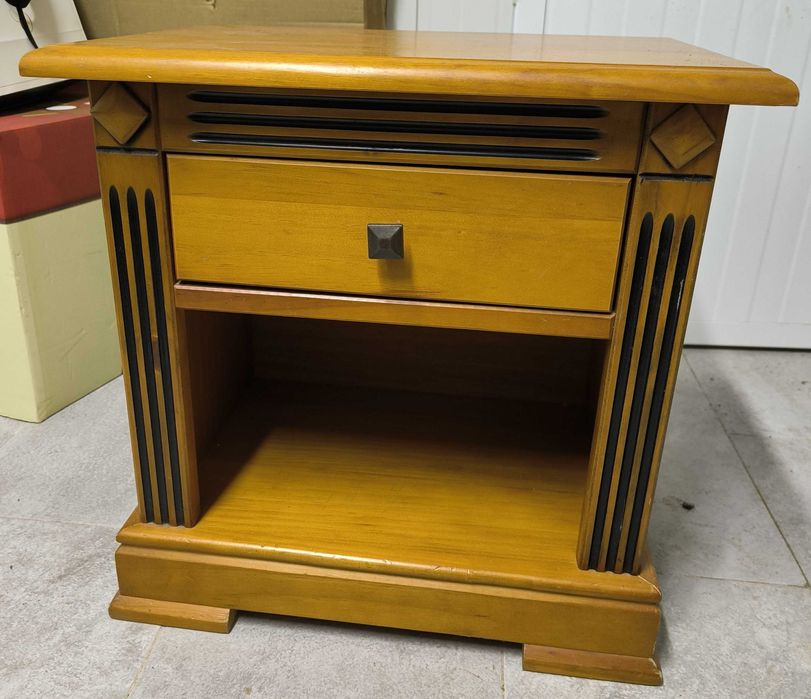 Cômoda  4 gavetas e mesa de cabeceira de pinho mel