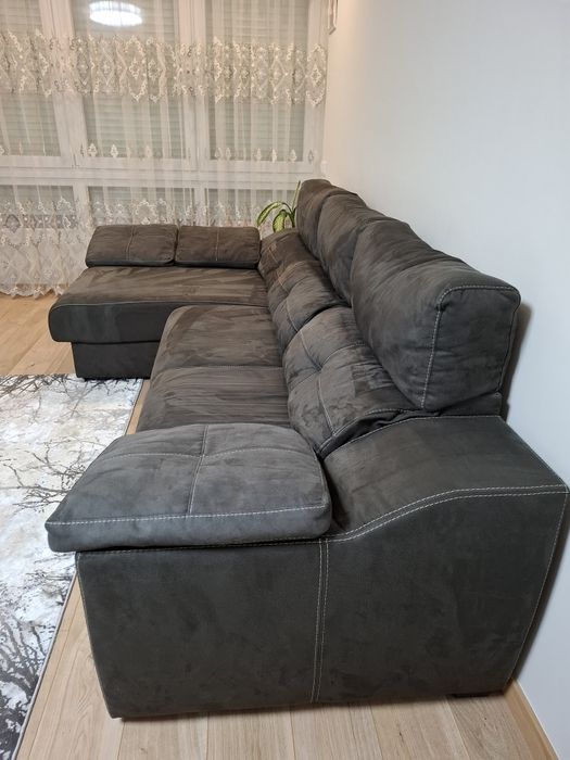 Sofá chaise longue preto.