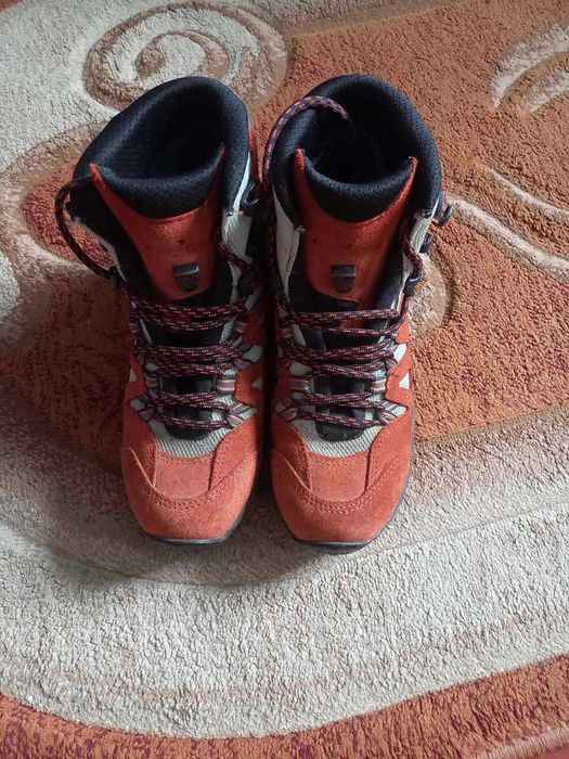 Черевики фірма Lowa