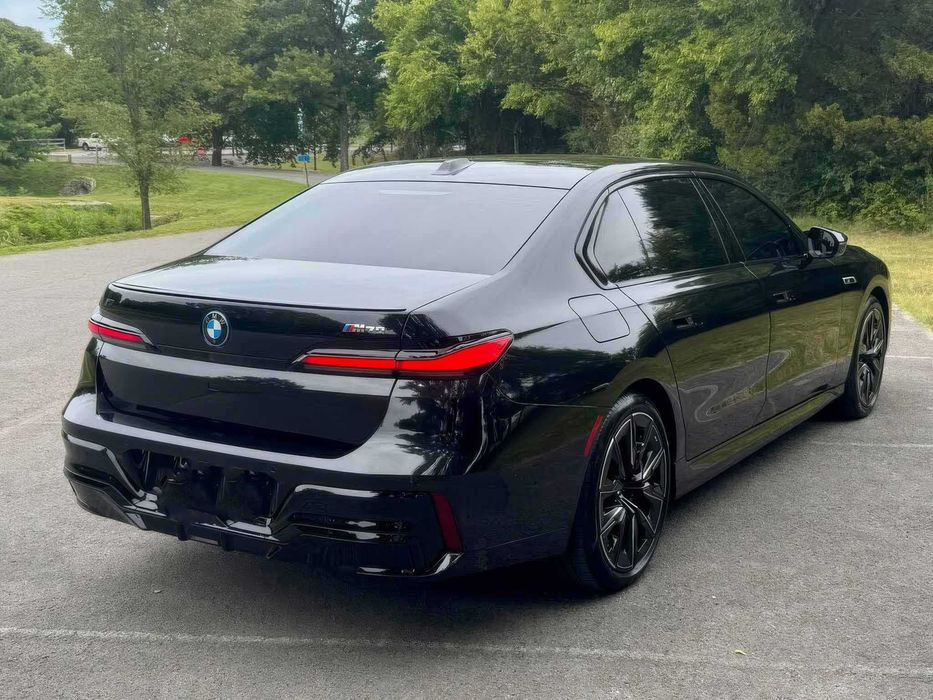 BMW i7 M70      2024