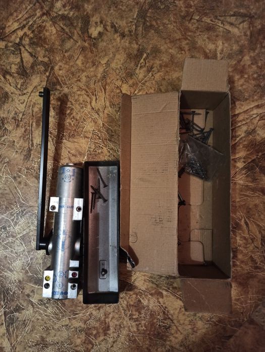 Доводчик дверной .Германия .