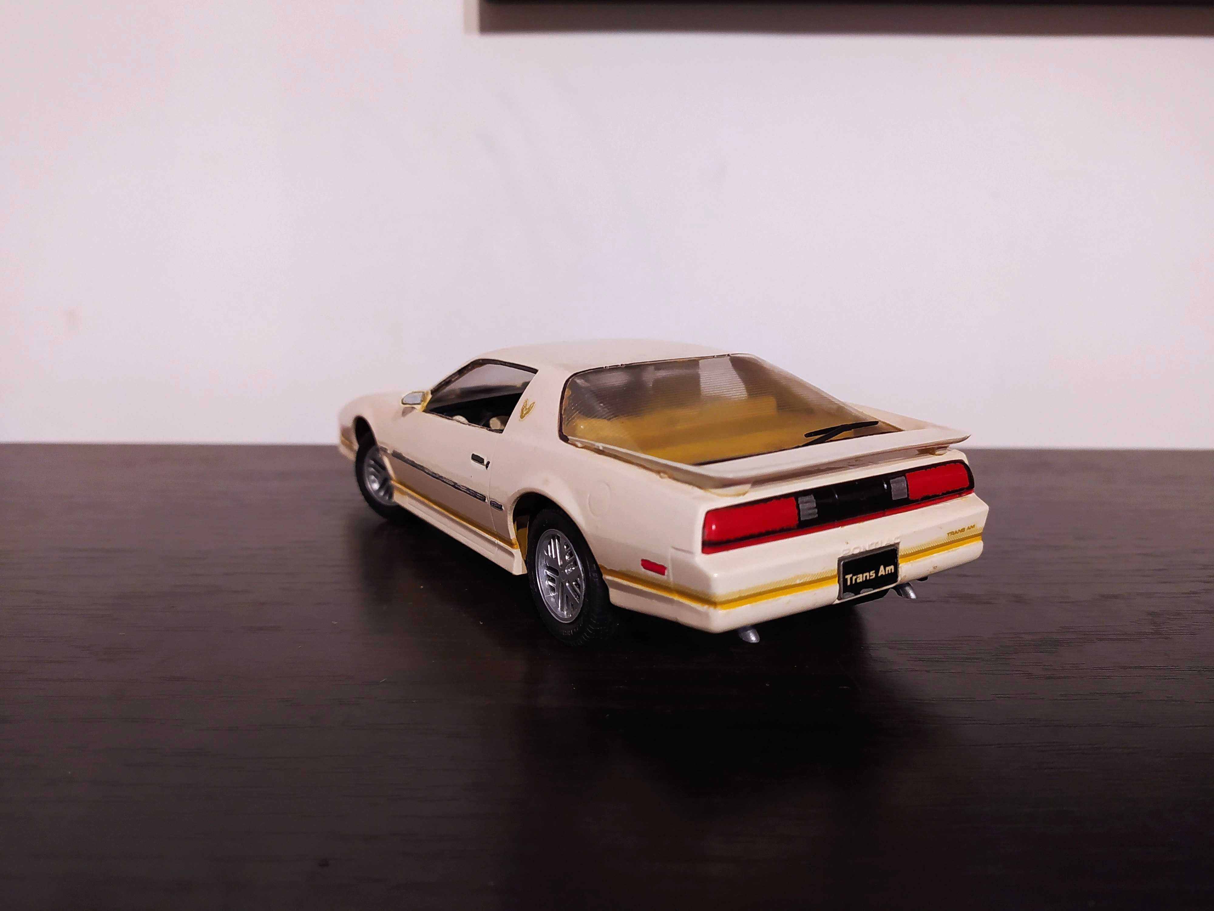Pontiac Firebird Trans Am 1985 rok skala 1:24