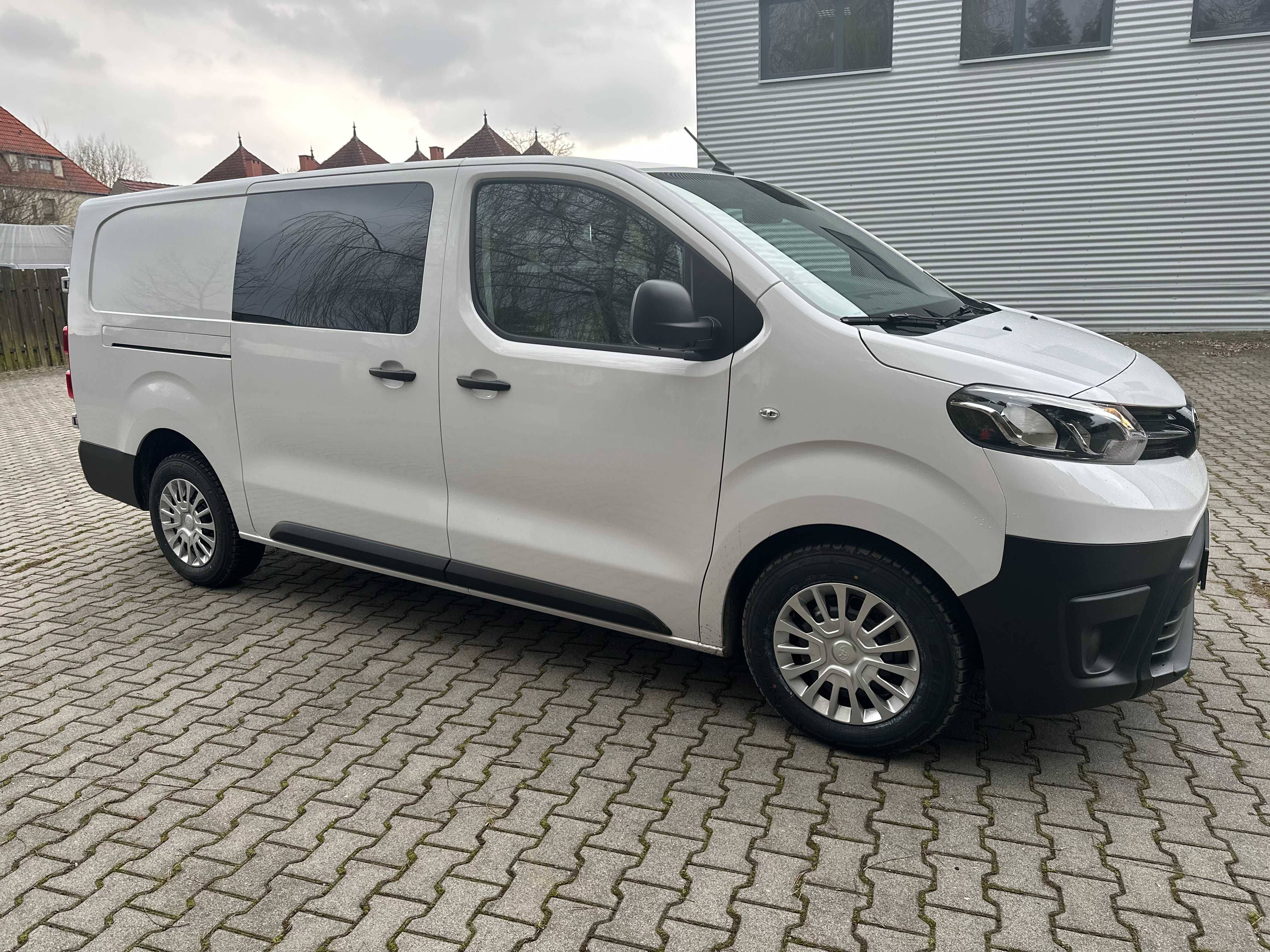 Toyota Proace Brygadówka 6os wynajem z wykupem w kwocie 3990zł BEZ BIK