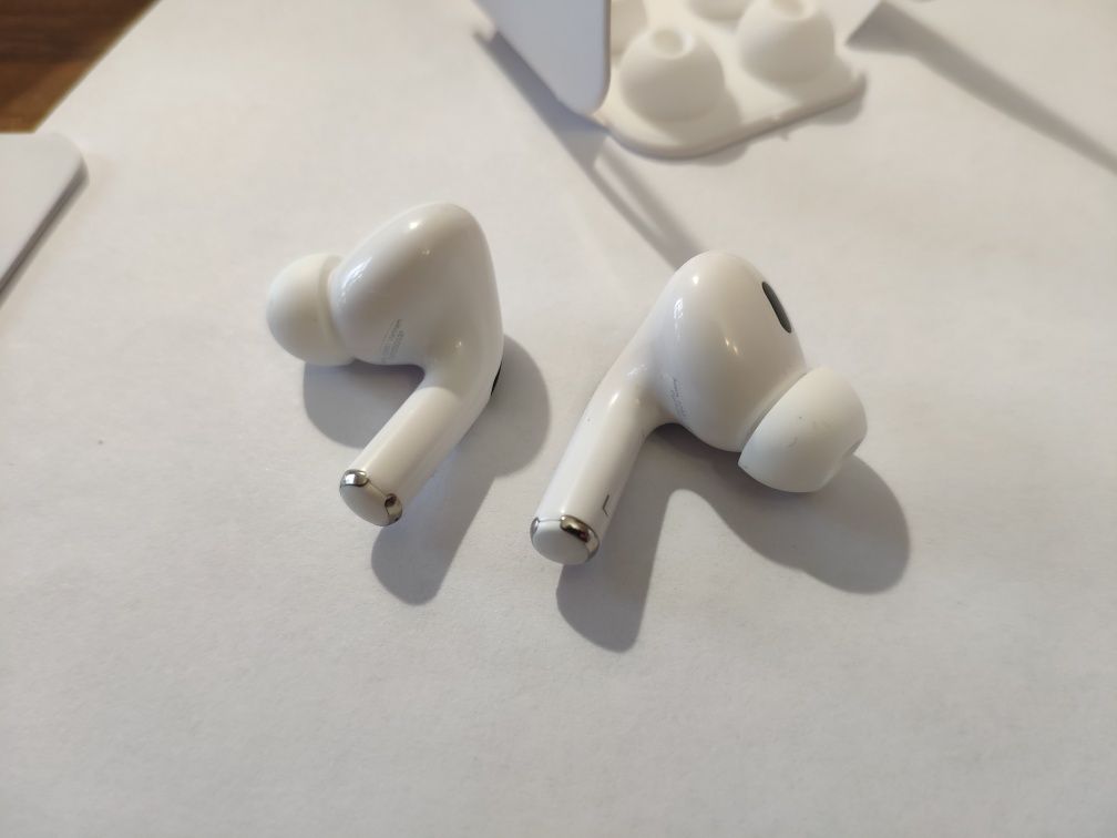 Apple AirPods Pro с беспроводной зарядкой