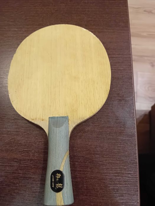 DHS Hurricane Long 5 – deska do tenisa stom