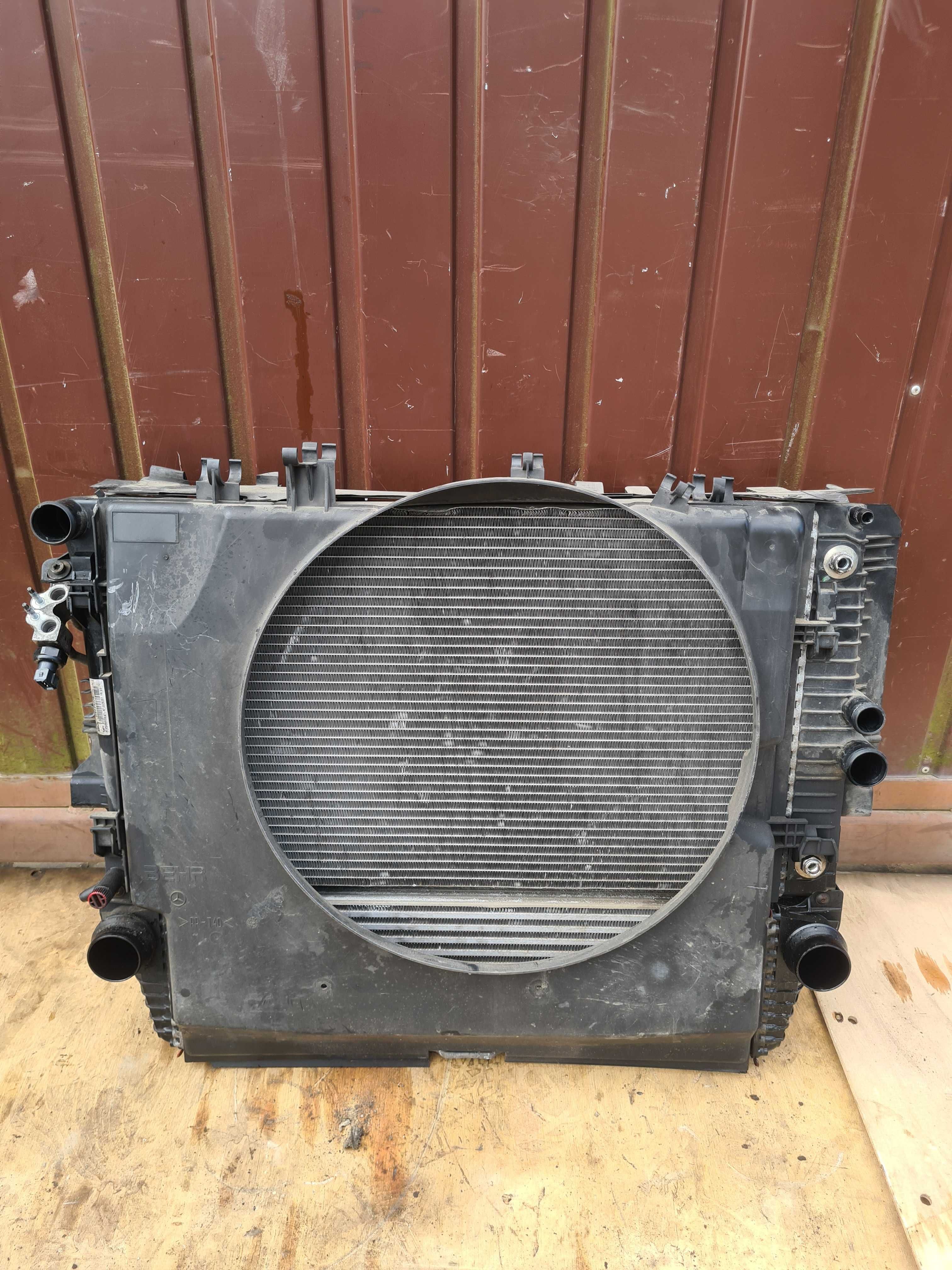 Mercedes Vito 639 3.0 chłodnica wody intercooler obudowa pas przedni