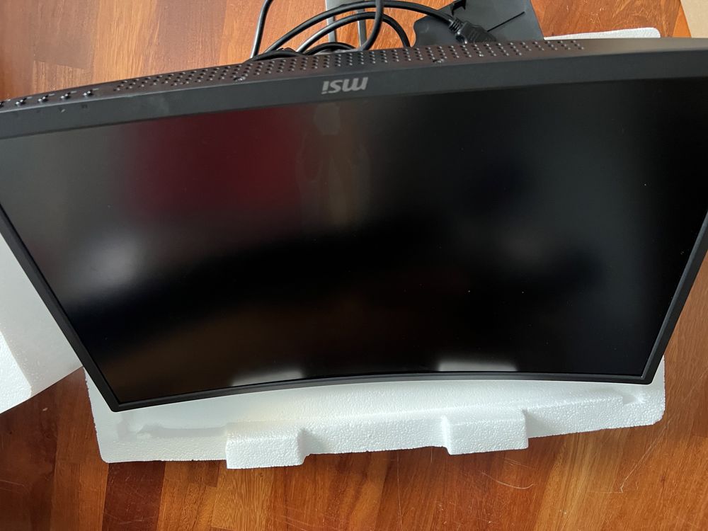 Monitor MSI curvo para peças