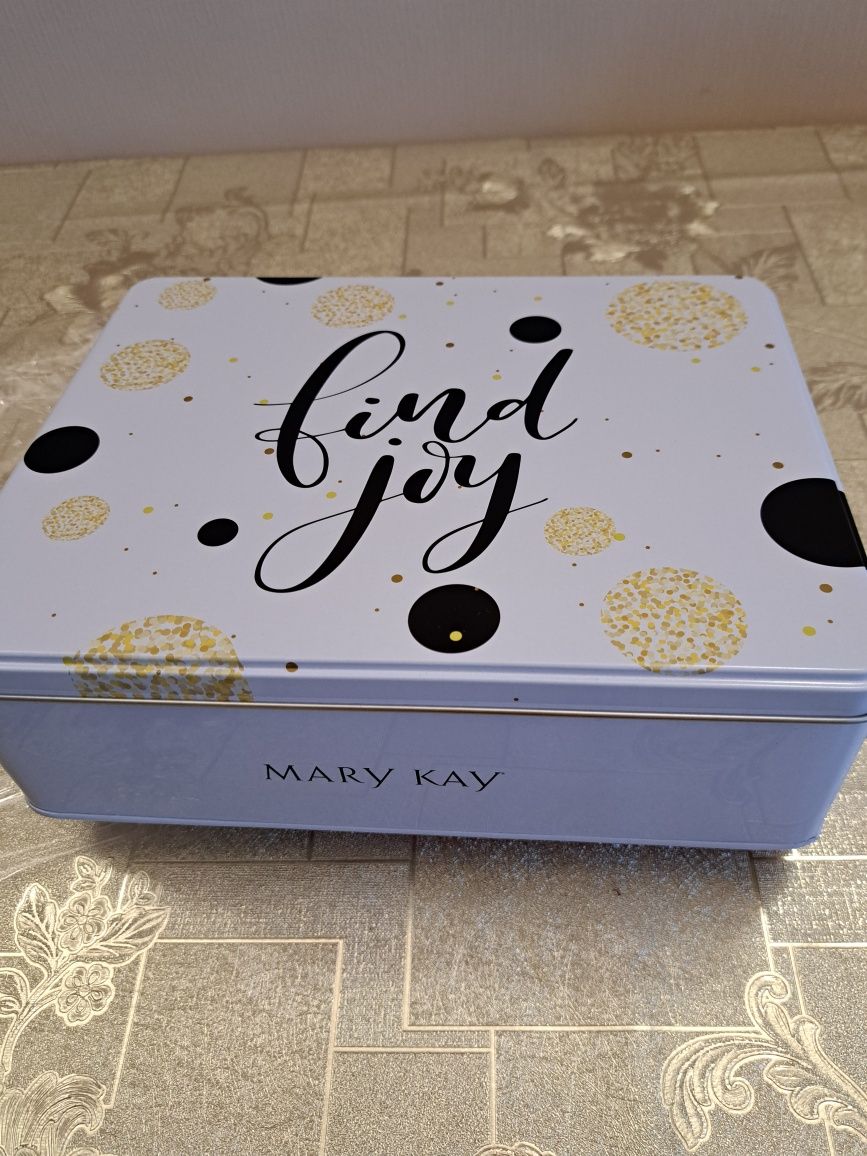 Дорожнє дзеркало, черный box і сумки Mary Kay