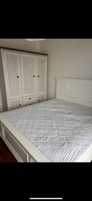 Sprzedam solidne drewniane łóżko z materacem – białe