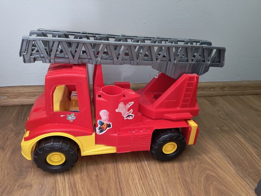 Wóz strażacki z podnoszoną drabiną