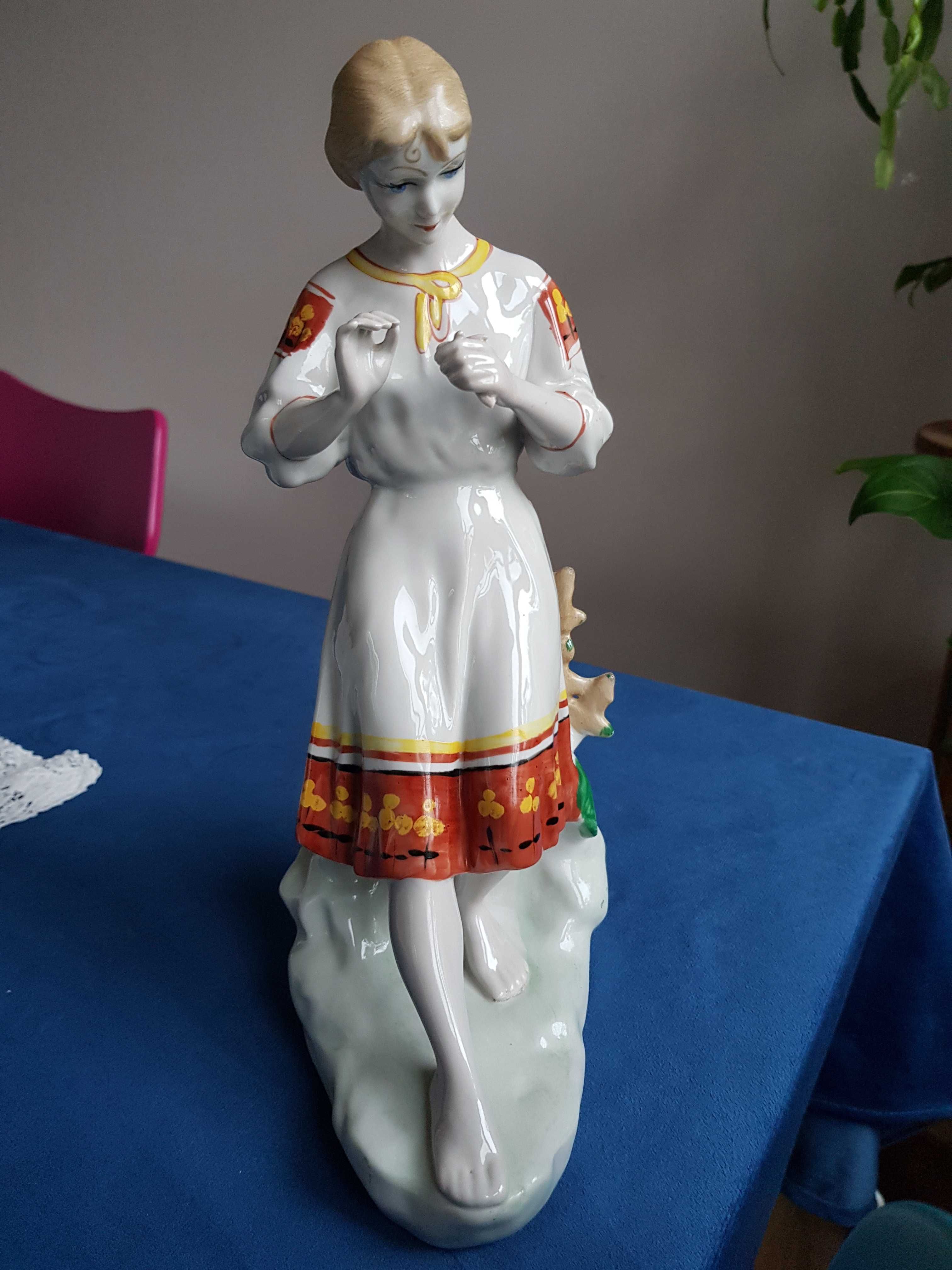 Połonne dziewczyna z rumiankiem porcelana figurka