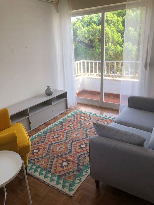 Arrenda-se T1 ,Monte Estoril, vista de mar, garagem box