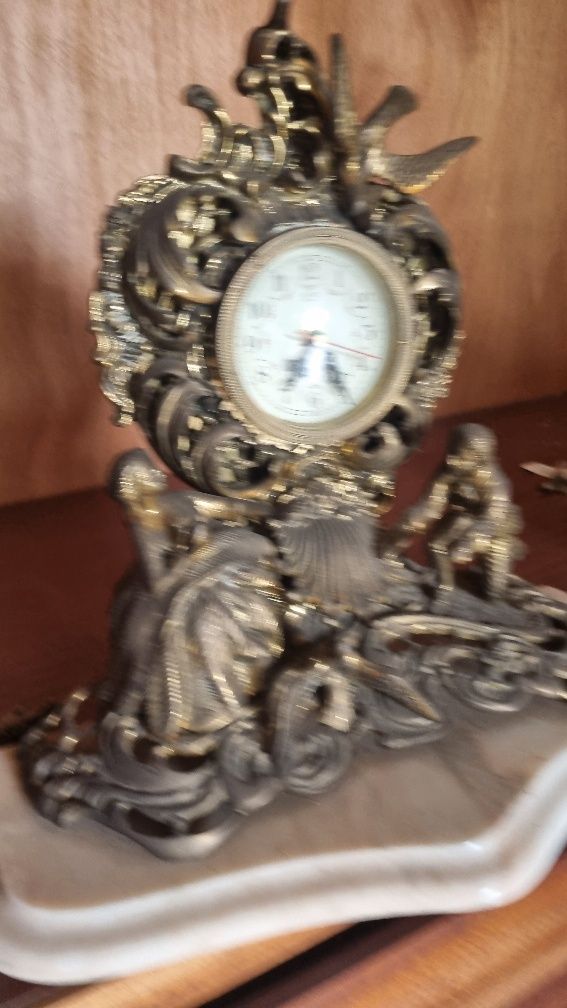 Relógio vintage com base de mármore