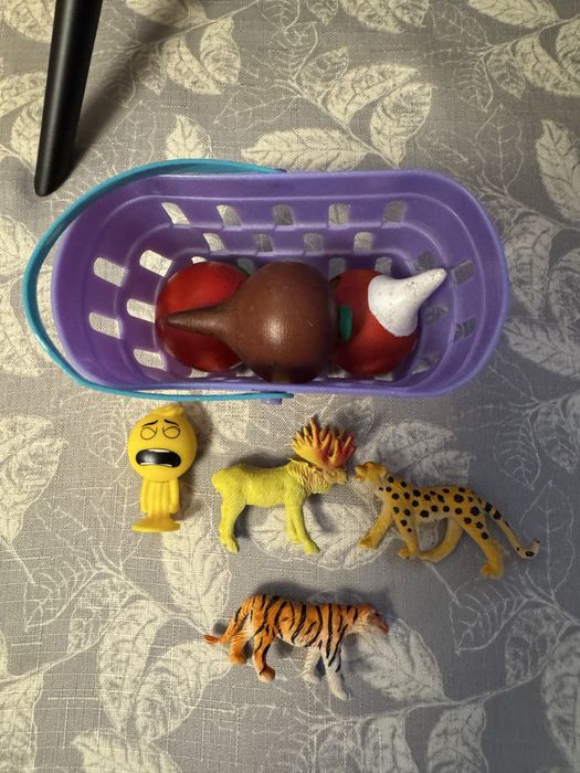 Дитяча каса і дитина в захваті + кошик з овочами та іграшк. тваринами