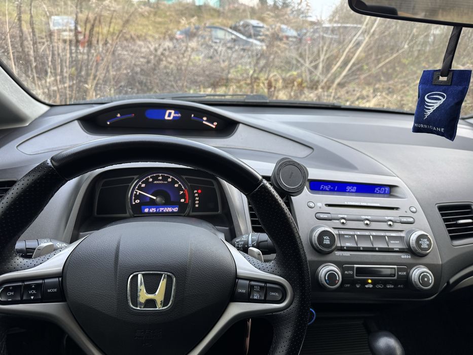 Живий сівік. Друга машина в сімї  їздила дівчина.