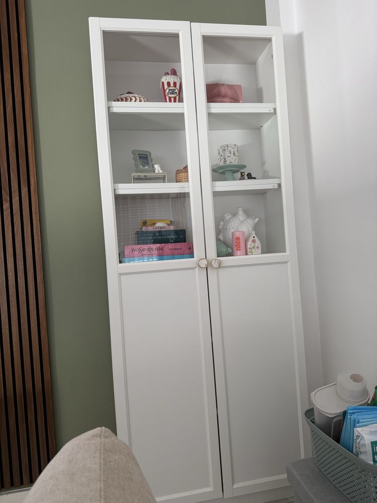 Estante branca com portas