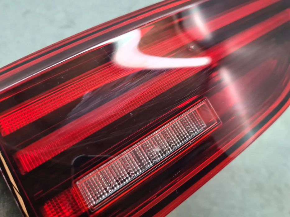 Farolim da mala esquerdo VOLKSWAGEN Golf VIII Variant (CG5)