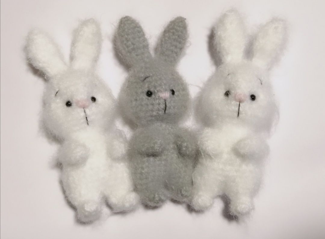 Кролики,зайчики, в'язані іграшки