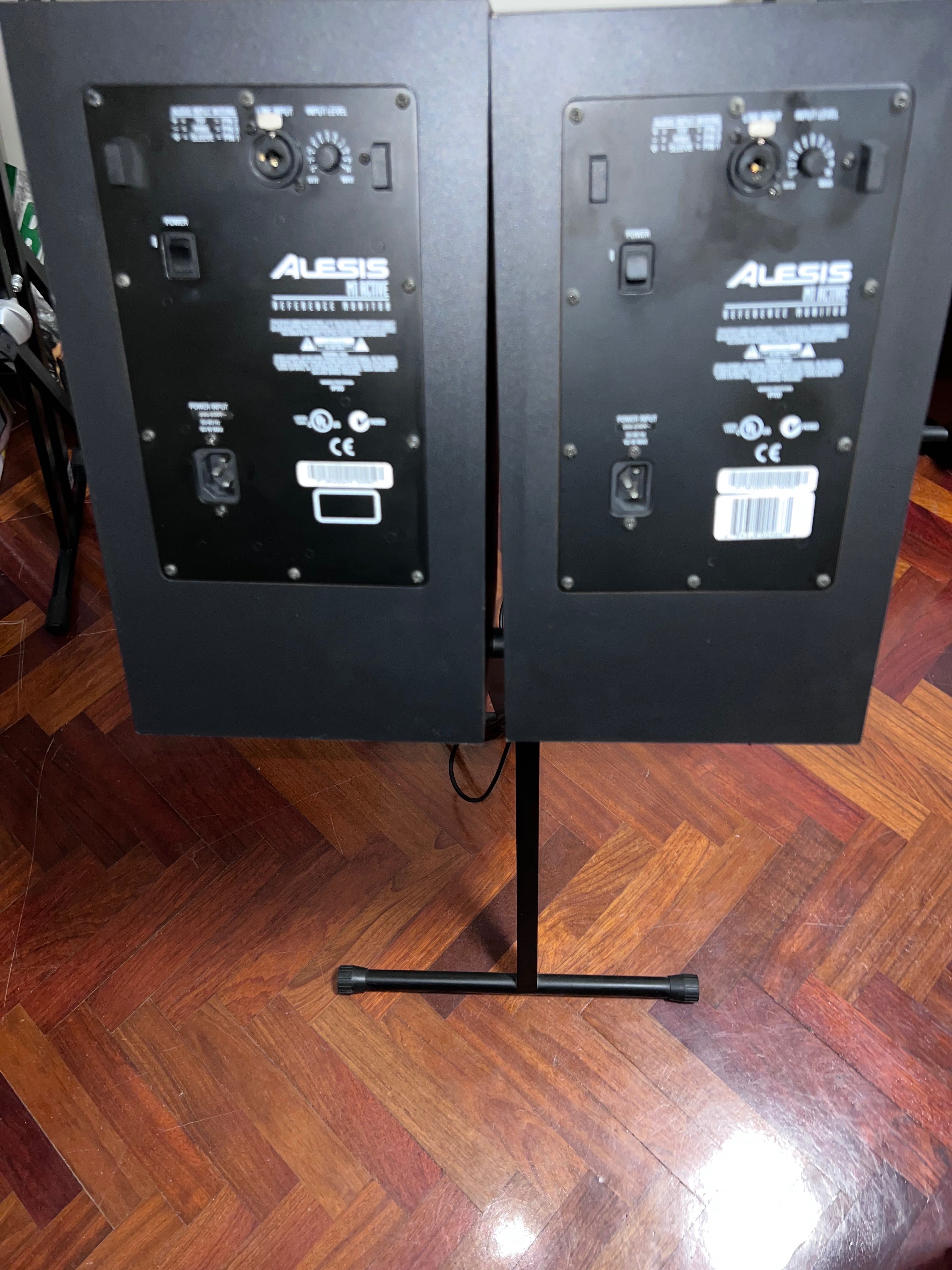 Vendo Monitores Alesis M1 MK2 ativos