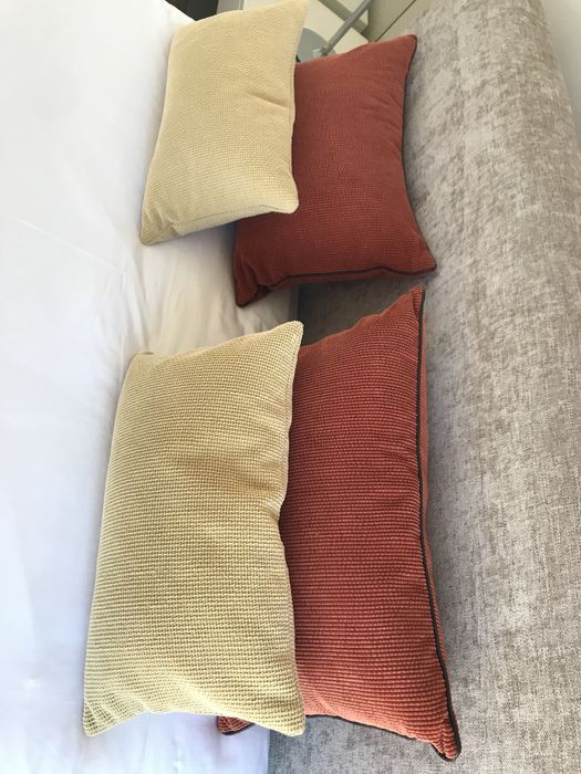 Conjunto de 4 almofadas e manta. Veja os outros dos meus anúncios.