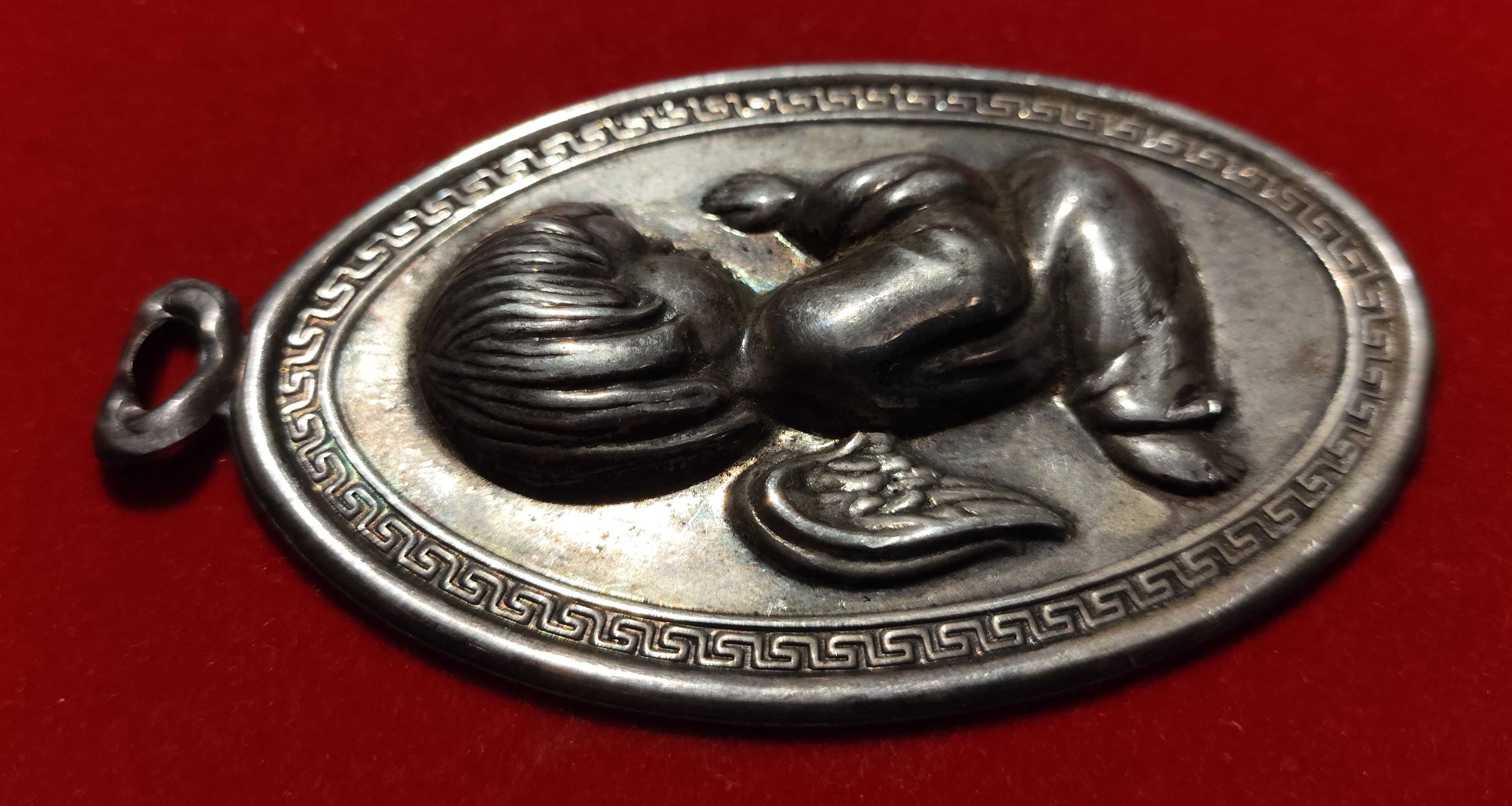 Pendente medalhão de prata com anjo a rezar