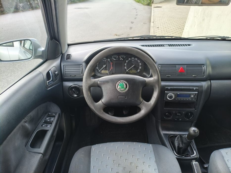 Skoda Octávia combi cinzento 1.4. 16v 2001