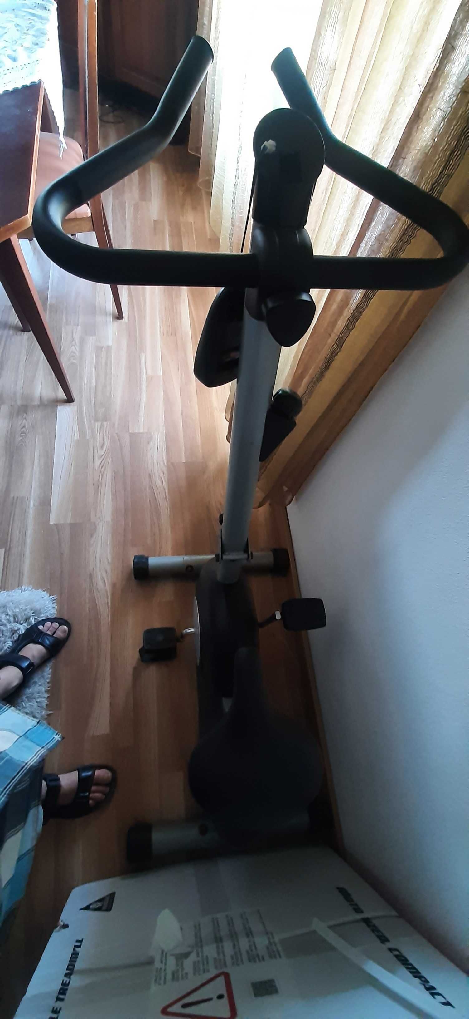 Bicicleta de ginástica em estado razoável