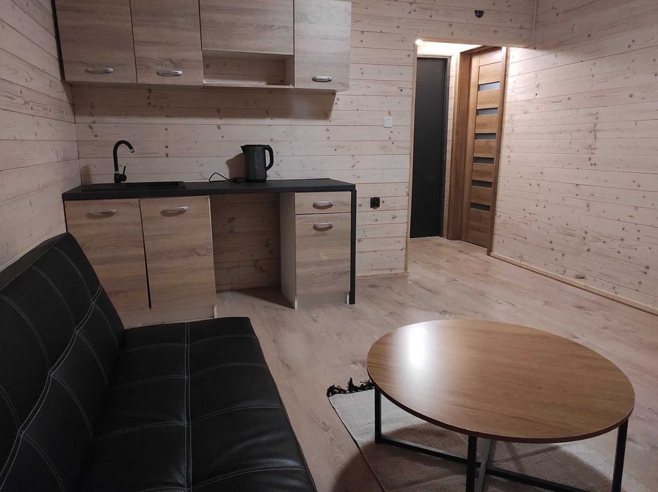 Domek letniskowy w lesie nad rzeką po generalnym remoncie. Ośrodek