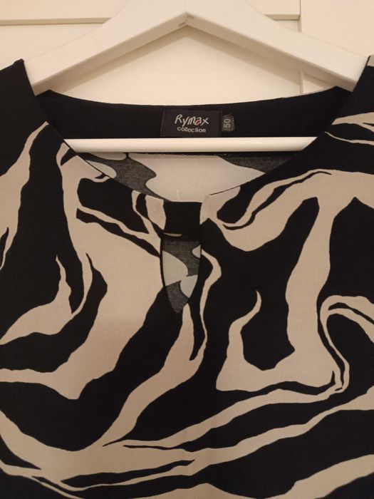 Bluzka z wycięciem na dekolcie