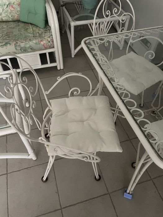 Mesa e cadeiras de ferro