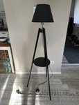 Lampa do salonu czarna elegancka stojaca