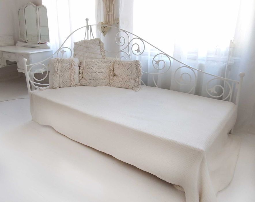 Biała Sofa metalowa - szezlong, łóżko Aurelia - metaloplastyka