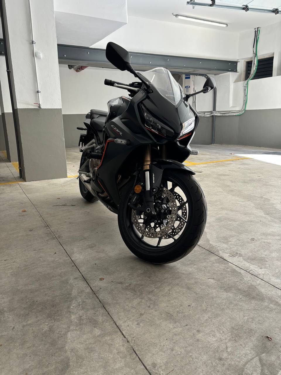 Honda CBR650R - apenas 2.331 km!