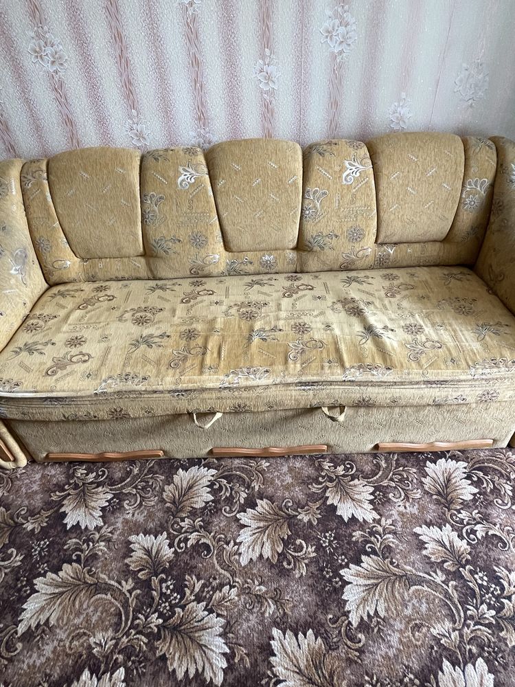 Продам диван в задовільному стані
