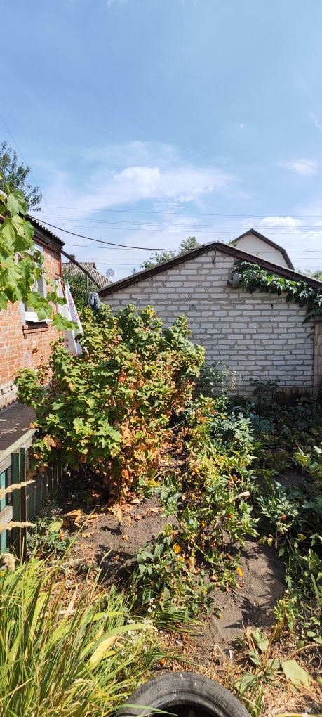 Продам пол дома с удобствами и гараж на Восточном