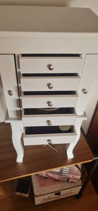 Mesa de cabeceira com porta joias