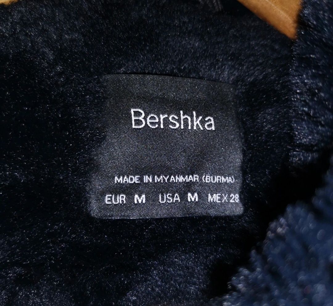 Futerko czarne Bershka z kapturem M 38 krótkie bardzo ciepłe 
Stan bar