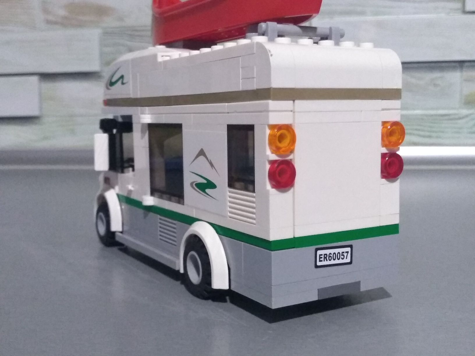 Klocki LEGO samochód kempingowy z kajakiem