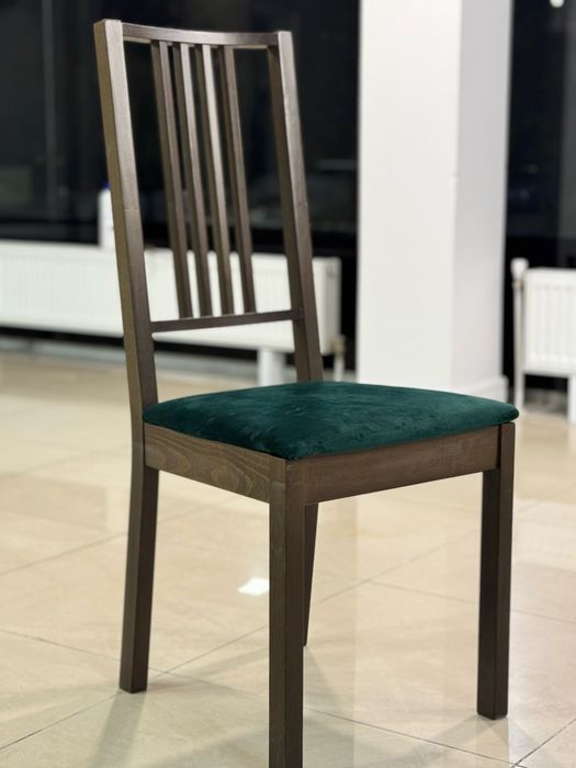 Деревяні стільці з зеленим силінням