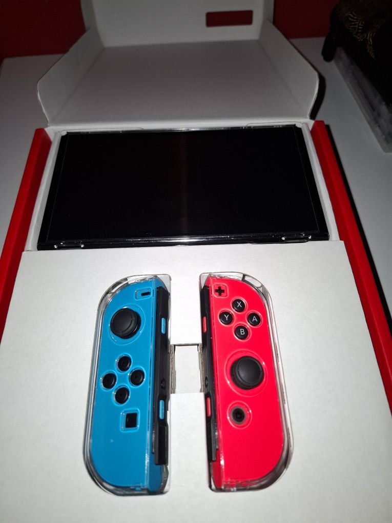Nintendo Switch OLED + 3 gry + etui