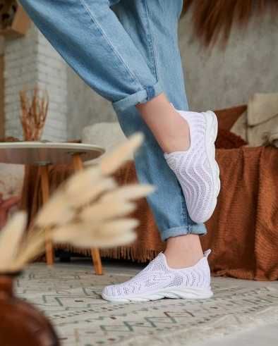 Шикарные белые дышащие кроссовки (стелька 24,7-25 см).