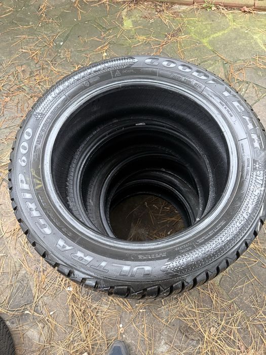 GOODYEAR UltraGrip 600 215/55R17 98T шип