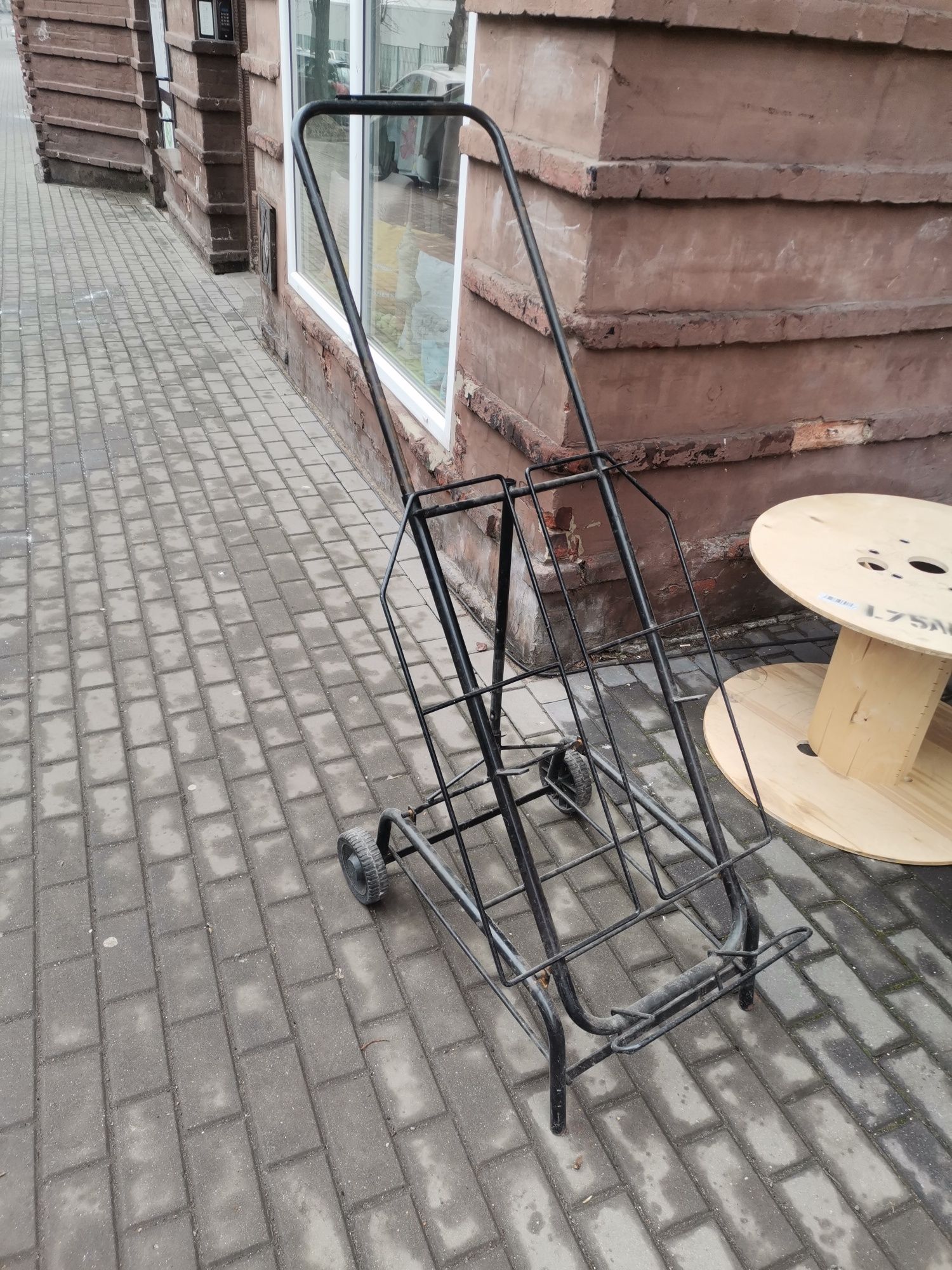 Stojak metalowy na skrzynki z owocami