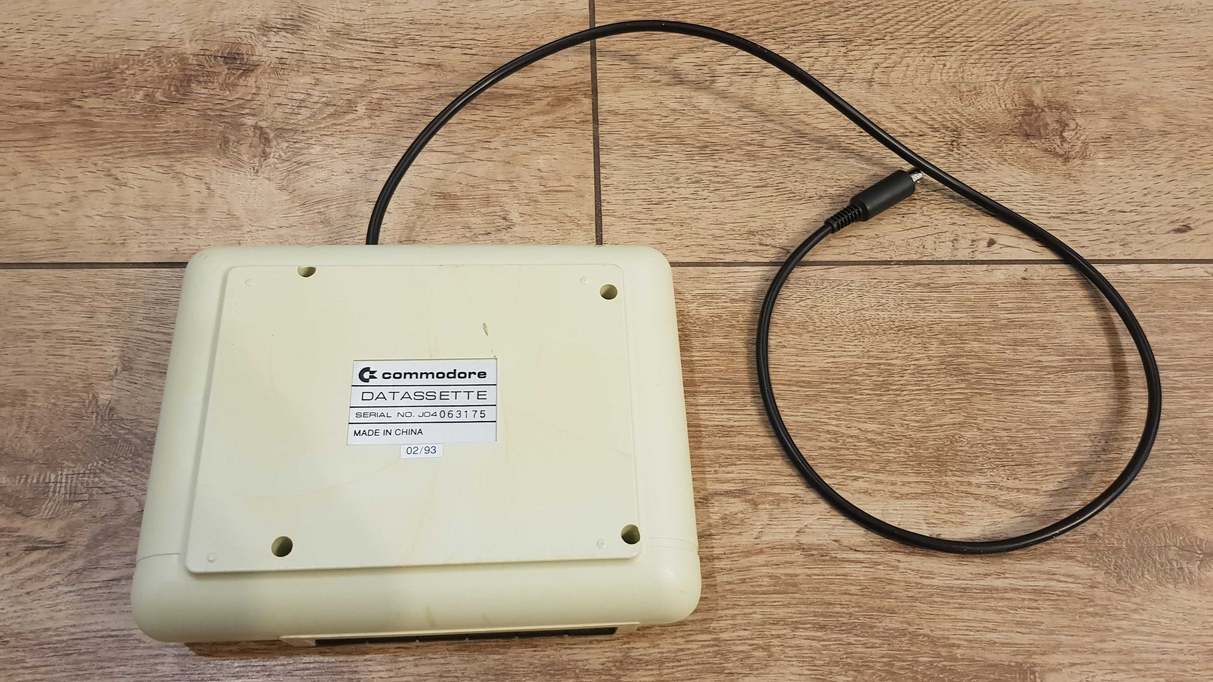 Magnetofon Commodore  C2N z kablem do C16/116/plus4
