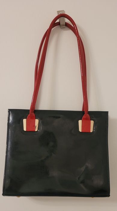 Czarna lakierowana torebka